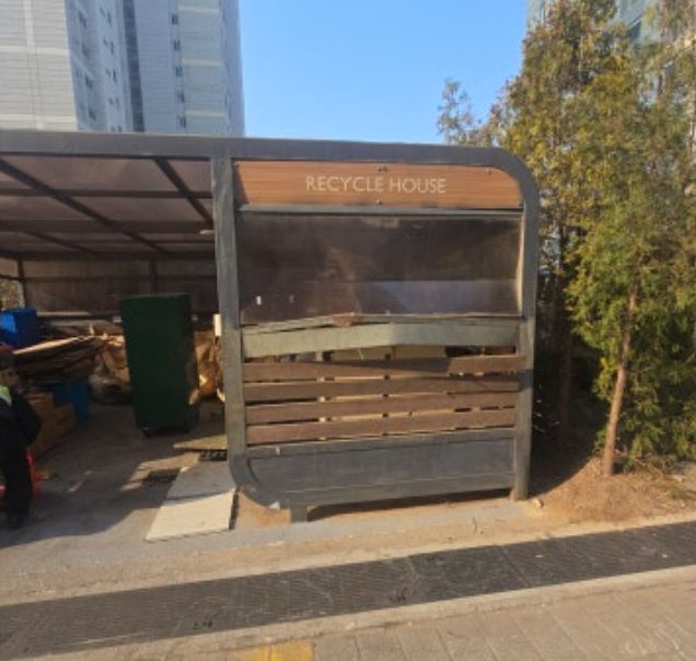 아파트 분리수거장 측면 루버와 프레임을 보수하기 전 상태