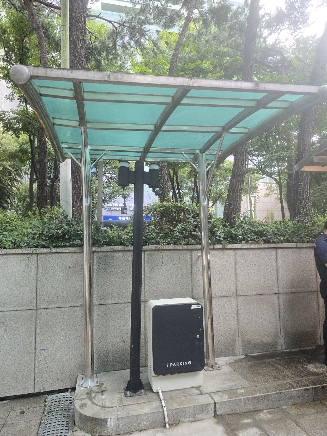 기둥 하부 교체와 베이스플레이트 재시공을 마친 시공 후 상태