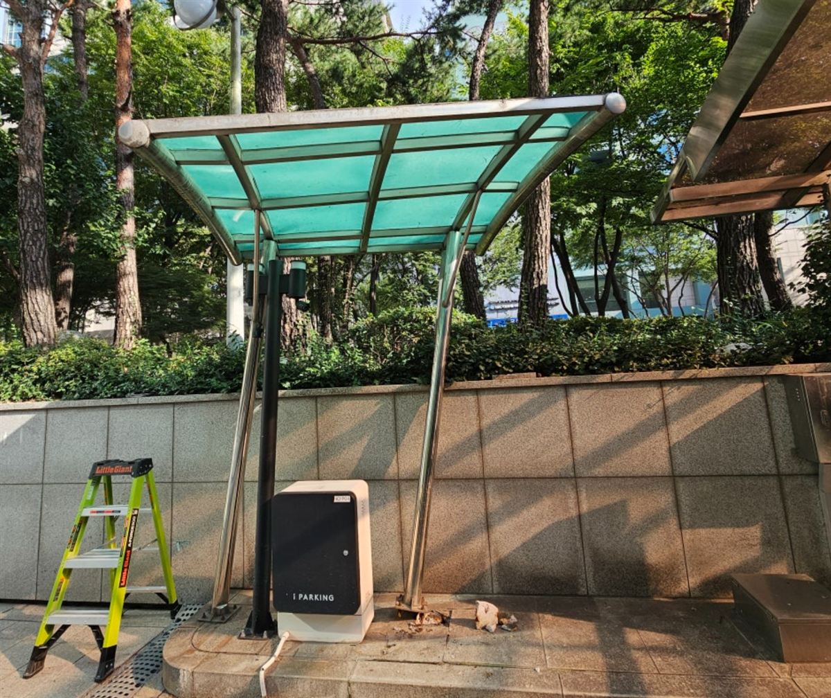 주차장 입구 캐노피 기둥 밑동이 부식되고 주변이 파손된 시공 전 상태